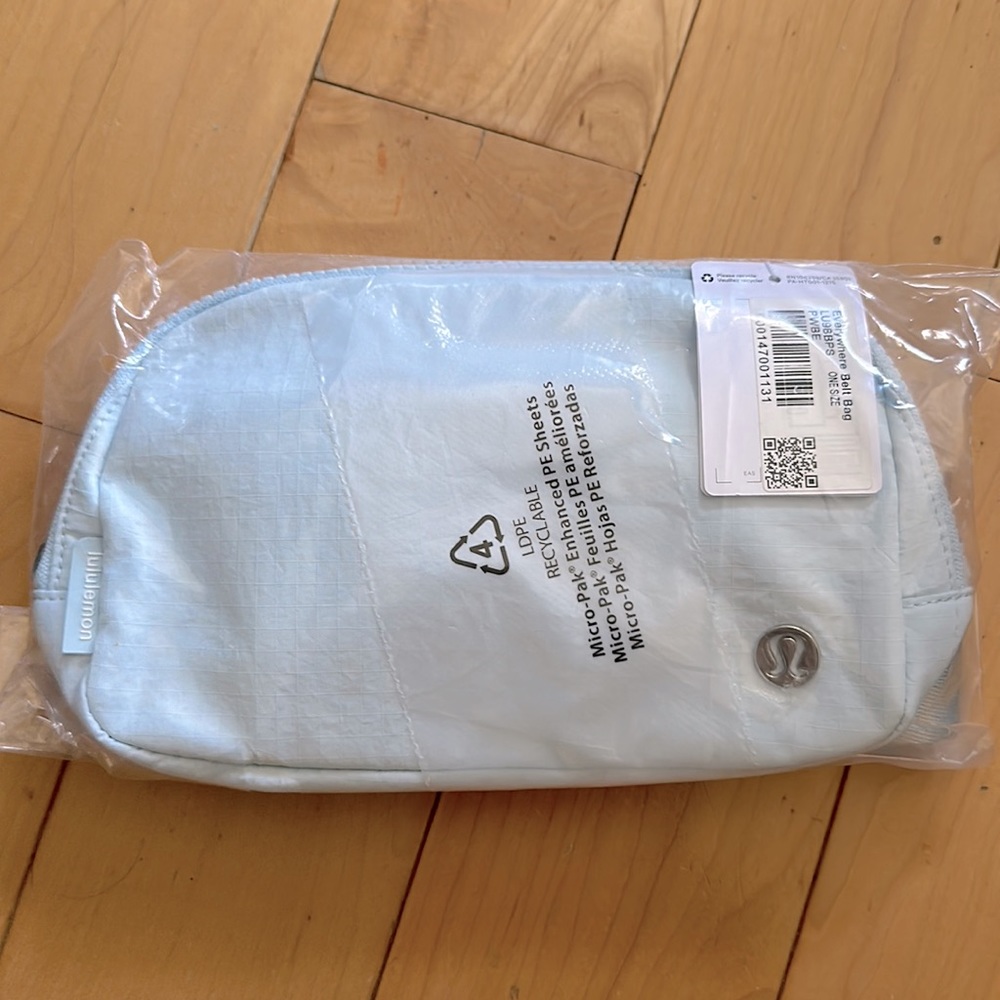 Brand New Lululemon Everywhere Belt Bag in Sky Blue - Picture 2 of 13